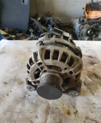 Dacia Sandero Generator/alternator 231008593R
