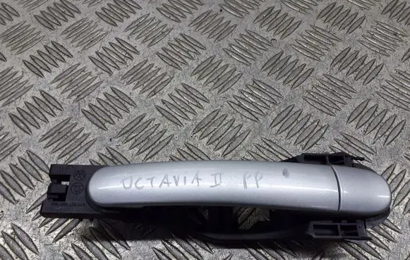 Skoda Octavia Mk2 (1Z) Front door exterior handle/bracket 6Y0837885