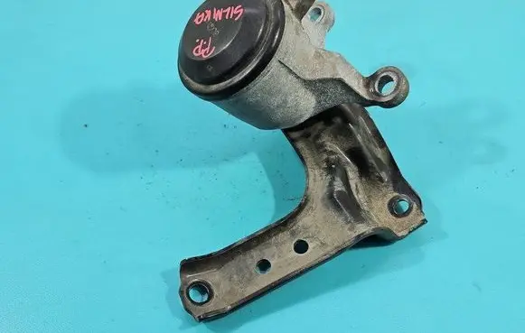 Engine mount vacuum valve