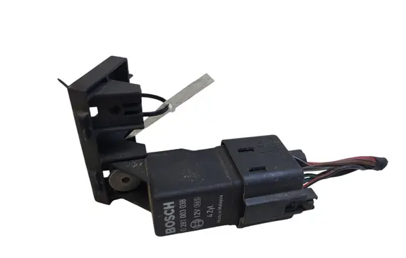 Volkswagen Golf V Glow plug pre-heat relay 0281003038 038907281D