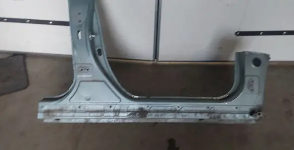 Front sill (body part)