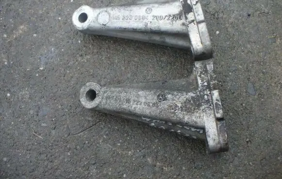 Mercedes-Benz COMPAKT W115 Engine mounting bracket 1152230804