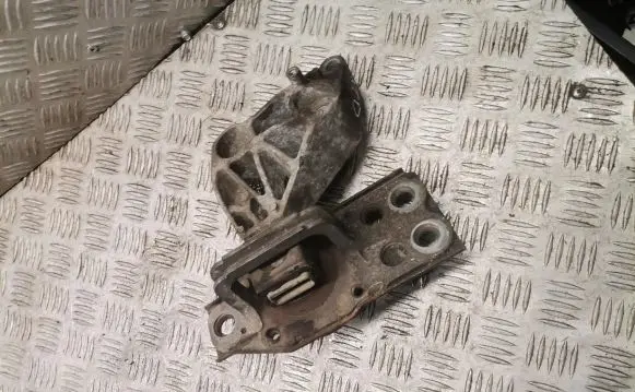 Nissan X-Trail T31 Engine mount bracket