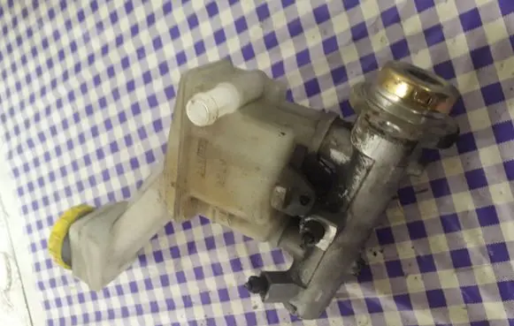 Nissan X-Trail T30 Master brake cylinder
