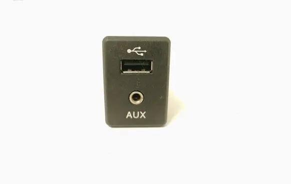 Nissan X-Trail T32 USB socket connector 795405004