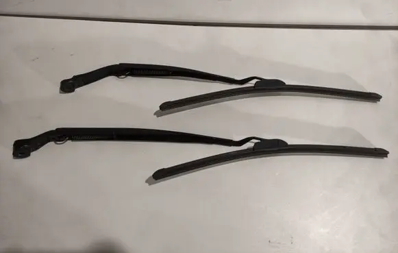 Windshield/front glass wiper blade