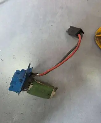 Opel Astra F Heater blower motor/fan resistor 90568693
