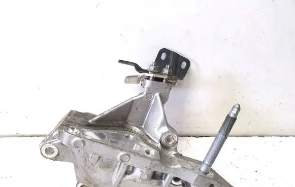 Lexus RX 450H Engine mounting bracket