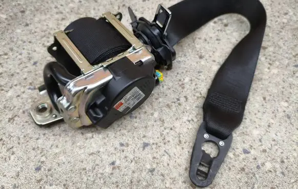 Mercedes-Benz C W205 Front seatbelt 622765700 85L0000