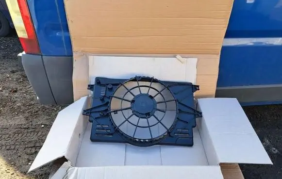 Hyundai i30 Radiator cooling fan shroud 25350F3300