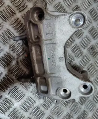 Hyundai i30 Engine mounting bracket