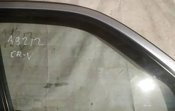 Honda CR-V Front door window glass four-door as2