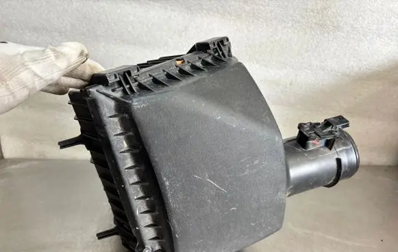 Renault Trafic III (X82) Air filter box cover 