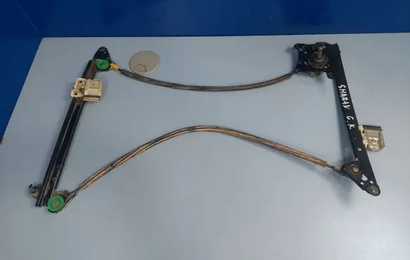 Rear door manual window regulator