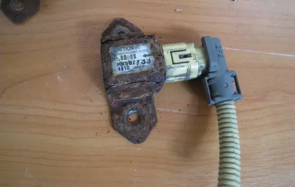 Mitsubishi Outlander Airbag deployment crash/impact sensor MR587733