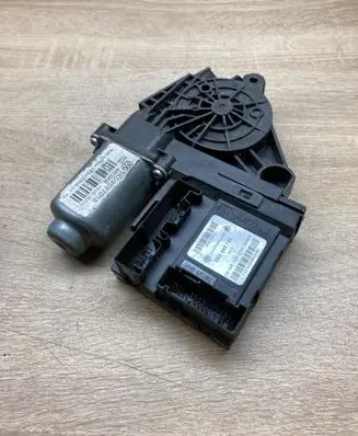 Volkswagen Golf VI Front door window regulator motor 5K0959701B 5K0959793