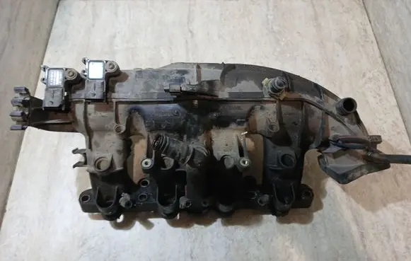 Opel Meriva B Intake manifold 55573171