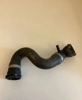 Volkswagen Touareg II Engine coolant pipe/hose 7P0122101A