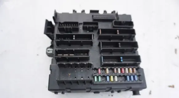 Opel Vectra C Fuse module 13142520BJ