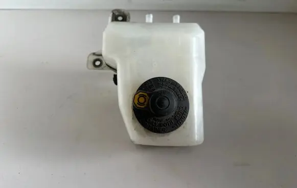 Brake fluid reservoir