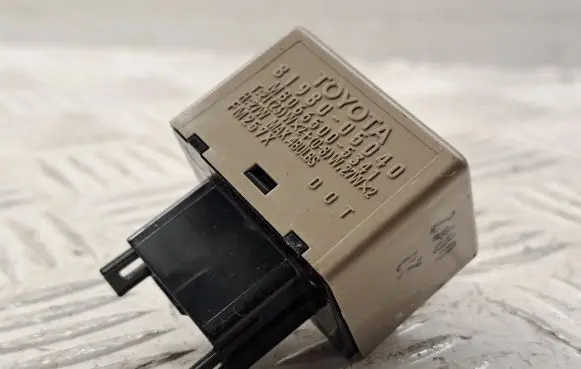 Toyota Corolla Verso AR10 Hazard warning light relay 8198005040 MB0665005341