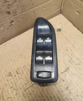 Renault Laguna II Electric window control switch 8200397299B