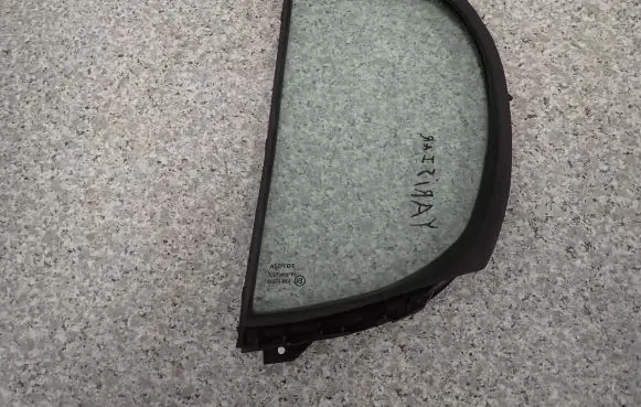 Toyota Yaris Sliding door window/glass 