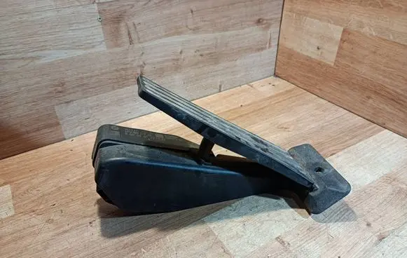BMW 1 E81 E87 Accelerator throttle pedal 6770935 12037310 6PV00937920