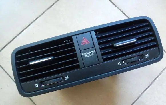 Skoda Yeti (5L) Dash center air vent grill 5L0820951 NE70771