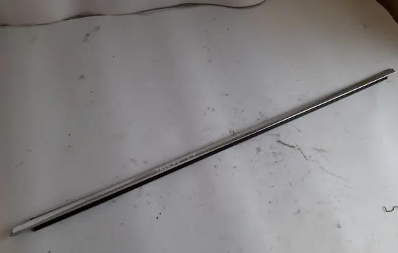 Volkswagen Touareg II Front door glass trim molding 7P0837477 7P0837478F