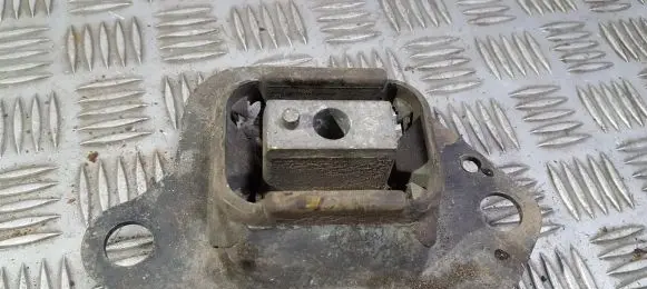 Nissan Quest Engine mount bracket