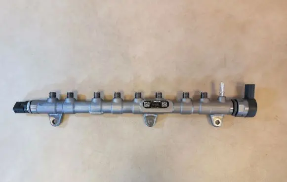 BMW 5 G30 G31 G38 Fuel distributor 13538571569 8571569