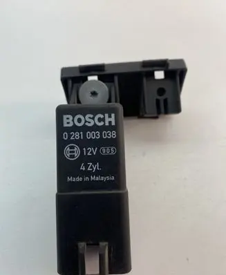Volkswagen Touran II Glow plug pre-heat relay 0281003038