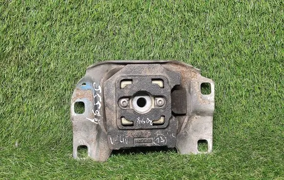 Volvo V40 Engine mount bracket 322A69A V617M121AB