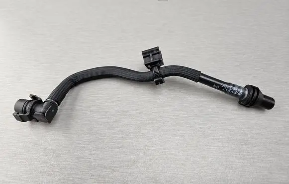 Engine coolant pipe/hose