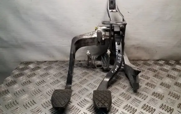 Volkswagen PASSAT B5.5 Pedal assembly 8D1721117P