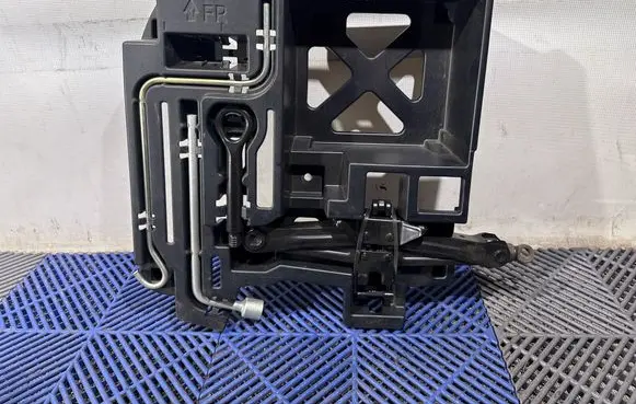 Lexus CT 200H Tool set 6477776010