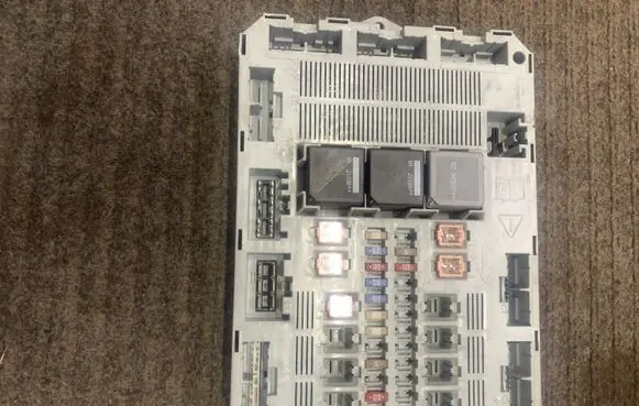 Jaguar XF X250 Fuse module 8X2T14B476BF 7340955340