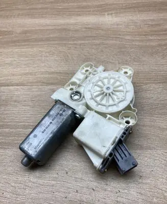 Toyota Avensis T250 Rear door window regulator motor 0130822032 999060102