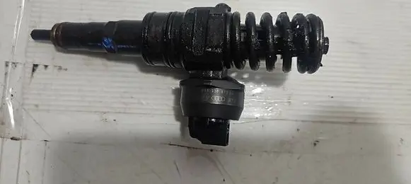Volkswagen Golf V Fuel injector 038130073AG