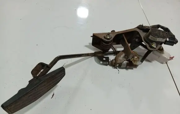 Accelerator throttle pedal