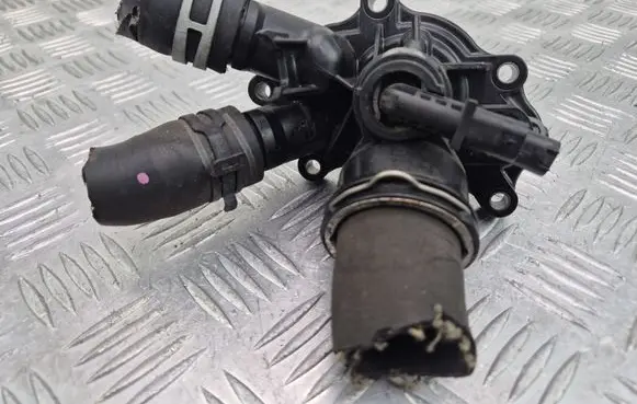 Mercedes-Benz E W212 Thermostat/thermostat housing A2712000315