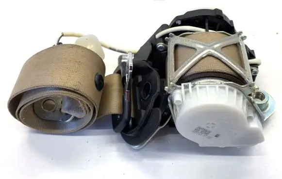 Volkswagen PASSAT B7 Front seatbelt 3C1857706S