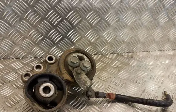 Honda FR-V Engine mount bracket