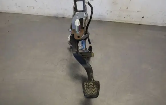 Toyota Urban Cruiser (XP110) Clutch pedal 
