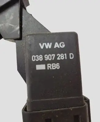 Volkswagen Golf V Glow plug pre-heat relay 038907281D 0281003038