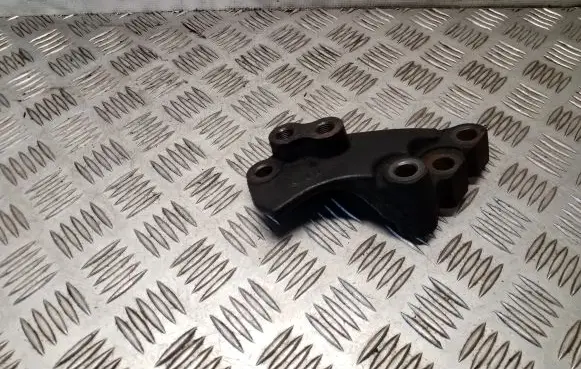 Honda FR-V Engine mounting bracket