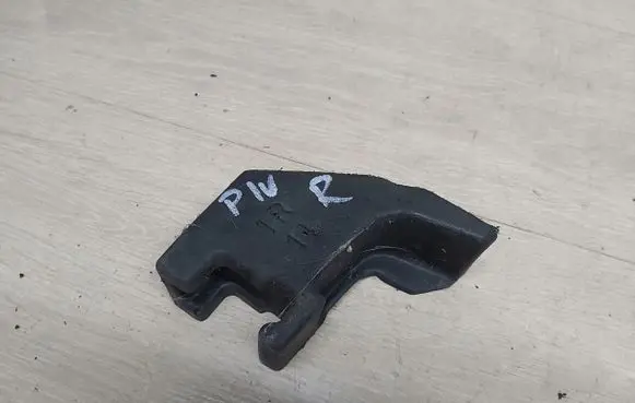 Toyota Prius (XW50) Fender foam support/seal 