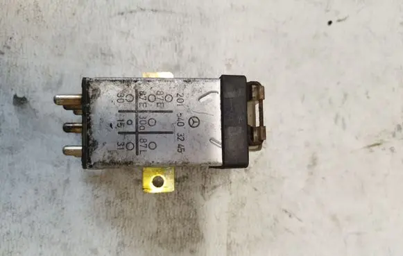 Mercedes-Benz E W124 Hazard warning light relay 2015403245