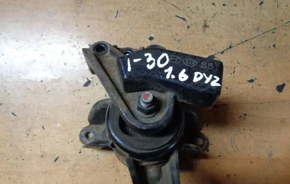 Hyundai i30 Engine mount bracket 21810A5200